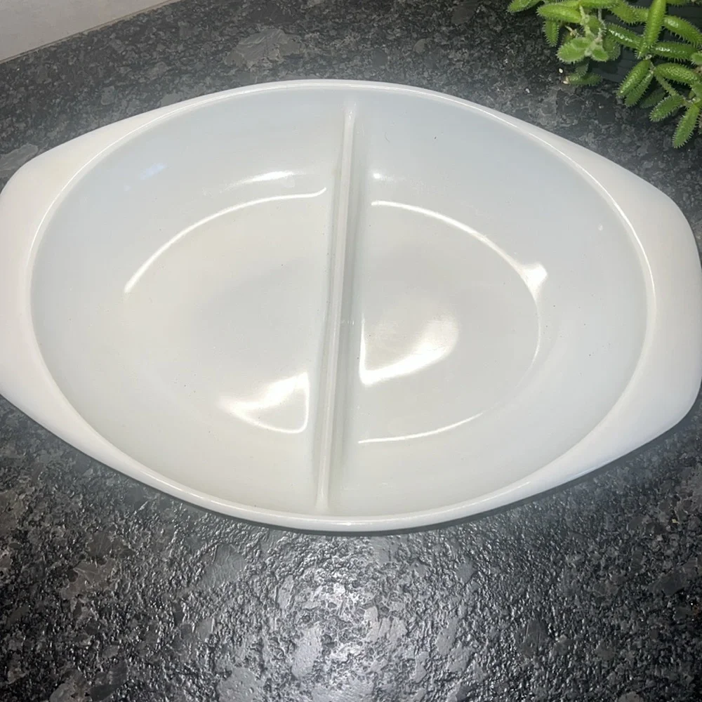 Pyrex 1-1/2 qt divided serving bowl in like new condition. 13x9. Solid white